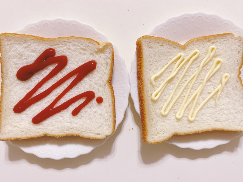 食パンにケチャップとマヨネーズを塗ったところ