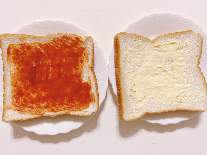 食パンにケチャップとマヨネーズを塗ったところ