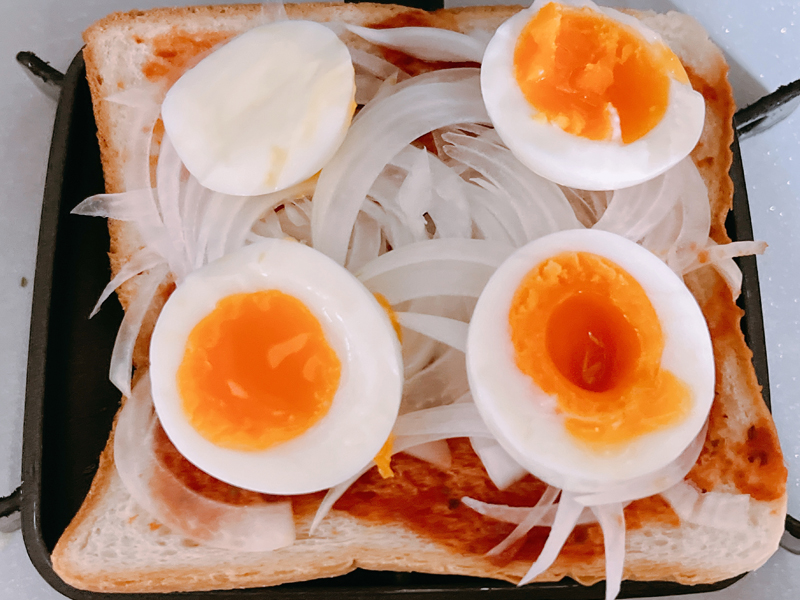 ゆで卵をのせた食パン