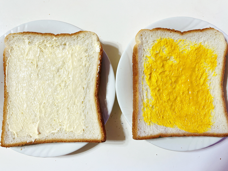 食パン一枚にマヨネーズを、もう一枚にマスタードを塗ったところ