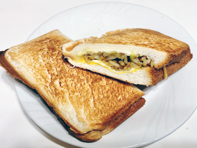 出来上がった焼きそばチーズホットサンド