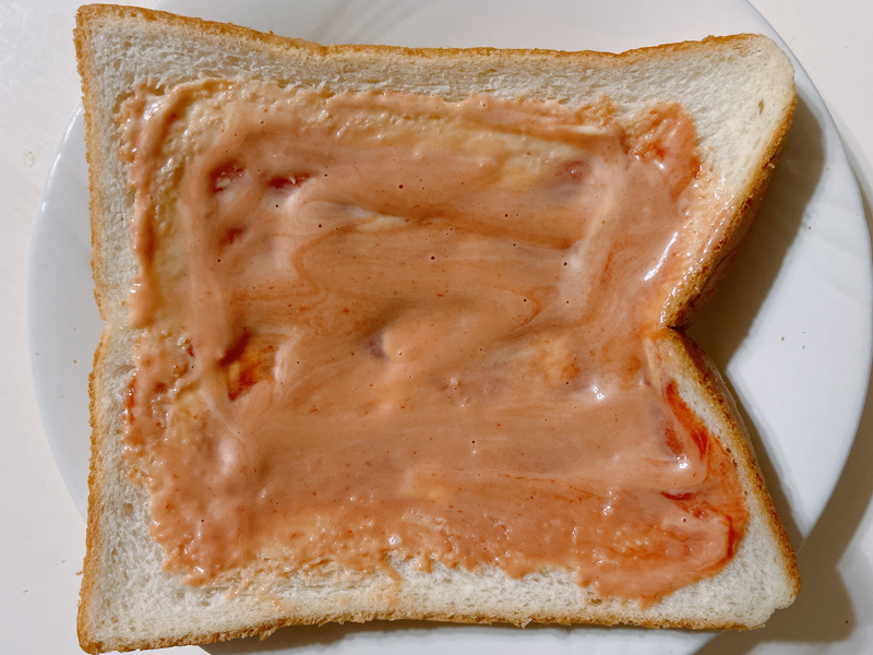 オーロラソースを塗った食パン