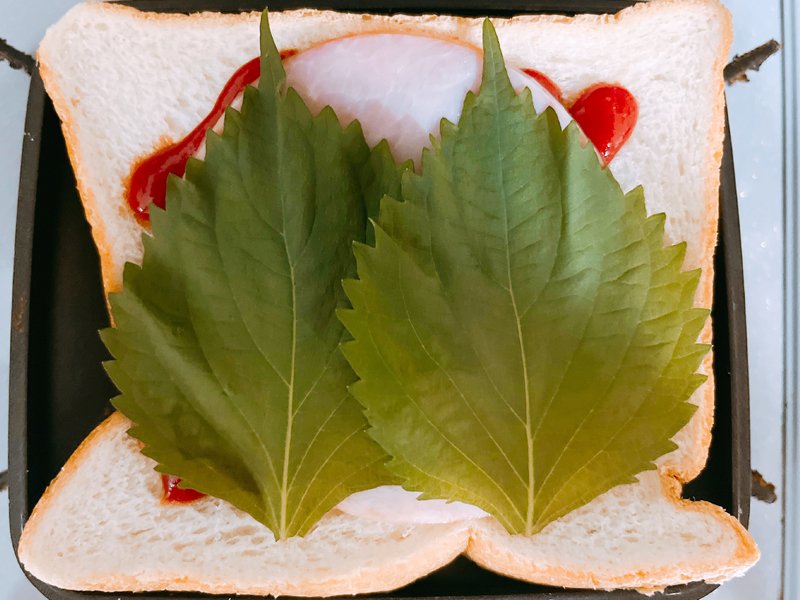 大葉をのせた食パン