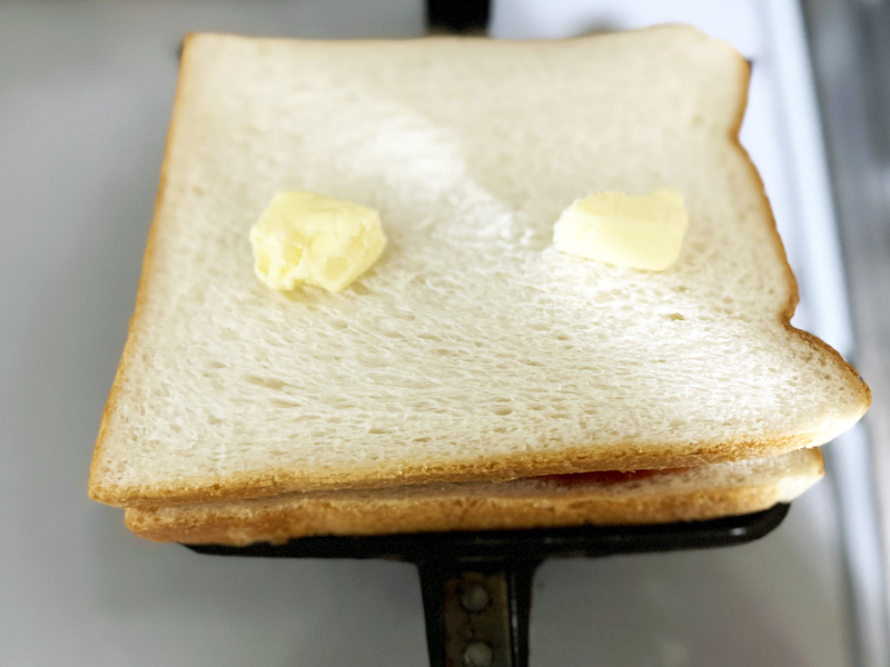 パンの上にバターをのせたところ