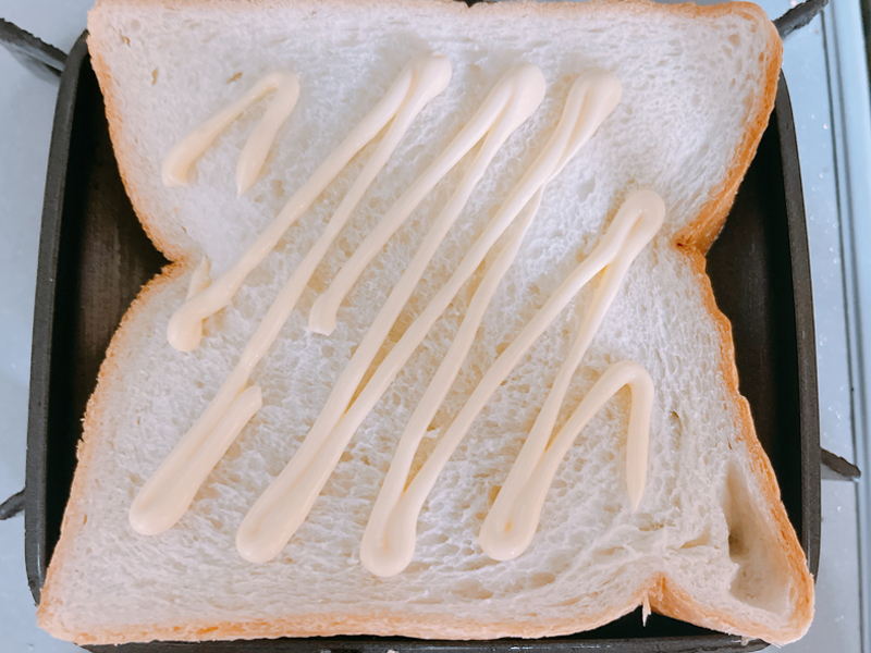 マヨネーズを塗った食パン