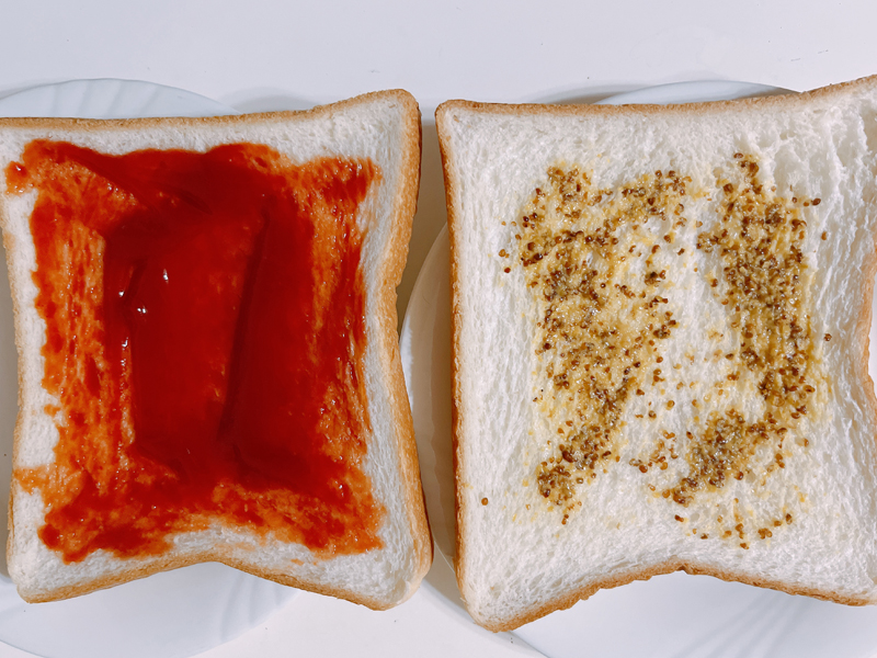 ケチャップを塗った食パンと粒マスタードを塗った食パン